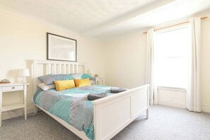 2 Schlafzimmer, Schreibtisch, Bügeleisen/Bügelbrett, Reisekinderbett