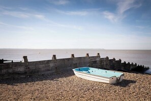 بالقرب من الشاطئ