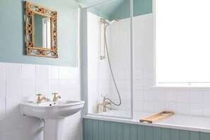 Badewanne, Haartrockner, Handtücher