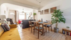 Living area - Painter Cottage is an ideal family holiday home, conveniently situated just a short walk to town. (Whitstable)