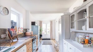 Private kitchen - Painter Cottage is an ideal family holiday home, conveniently situated just a short walk to town. (Whitstable)
