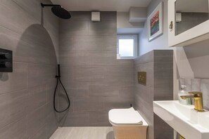 Badewanne, Haartrockner, Handtücher