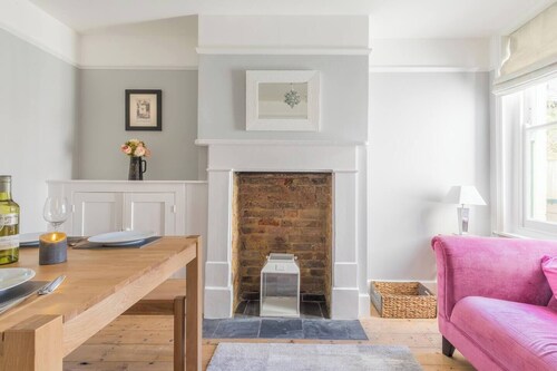 Jubilee Cottage is a comfortable three-bedroom house featuring a sunny garden and private parking.