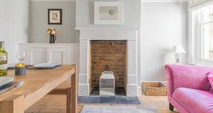 Jubilee Cottage is a comfortable three-bedroom house featuring a sunny garden and private parking.