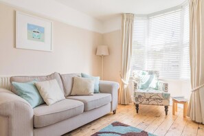 TV, DVD player, offices - Jubilee Cottage is a comfortable three-bedroom house featuring a sunny garden and private parking. (Whitstable)