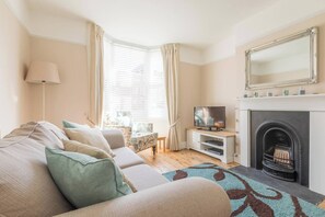 TV, DVD player, offices - Jubilee Cottage is a comfortable three-bedroom house featuring a sunny garden and private parking. (Whitstable)