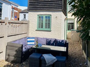 Terrace/patio - Jubilee Cottage is a comfortable three-bedroom house featuring a sunny garden and private parking. (Whitstable)