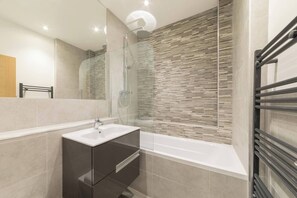 Badewanne, Haartrockner, Handtücher