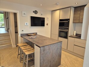 Kjøleskap, mikrobølgeovn, ovn og kokeplater