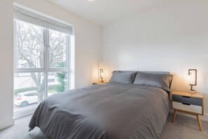 3 Schlafzimmer, Schreibtisch, Bügeleisen/Bügelbrett, Reisekinderbett