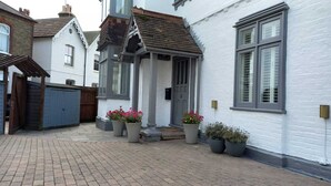 Unclassified image, 2 of 31, button - Harbour House is a lovingly refurbished and centrally located beautiful three storey house, sleeping 9 guests, with private parking. (Whitstable)