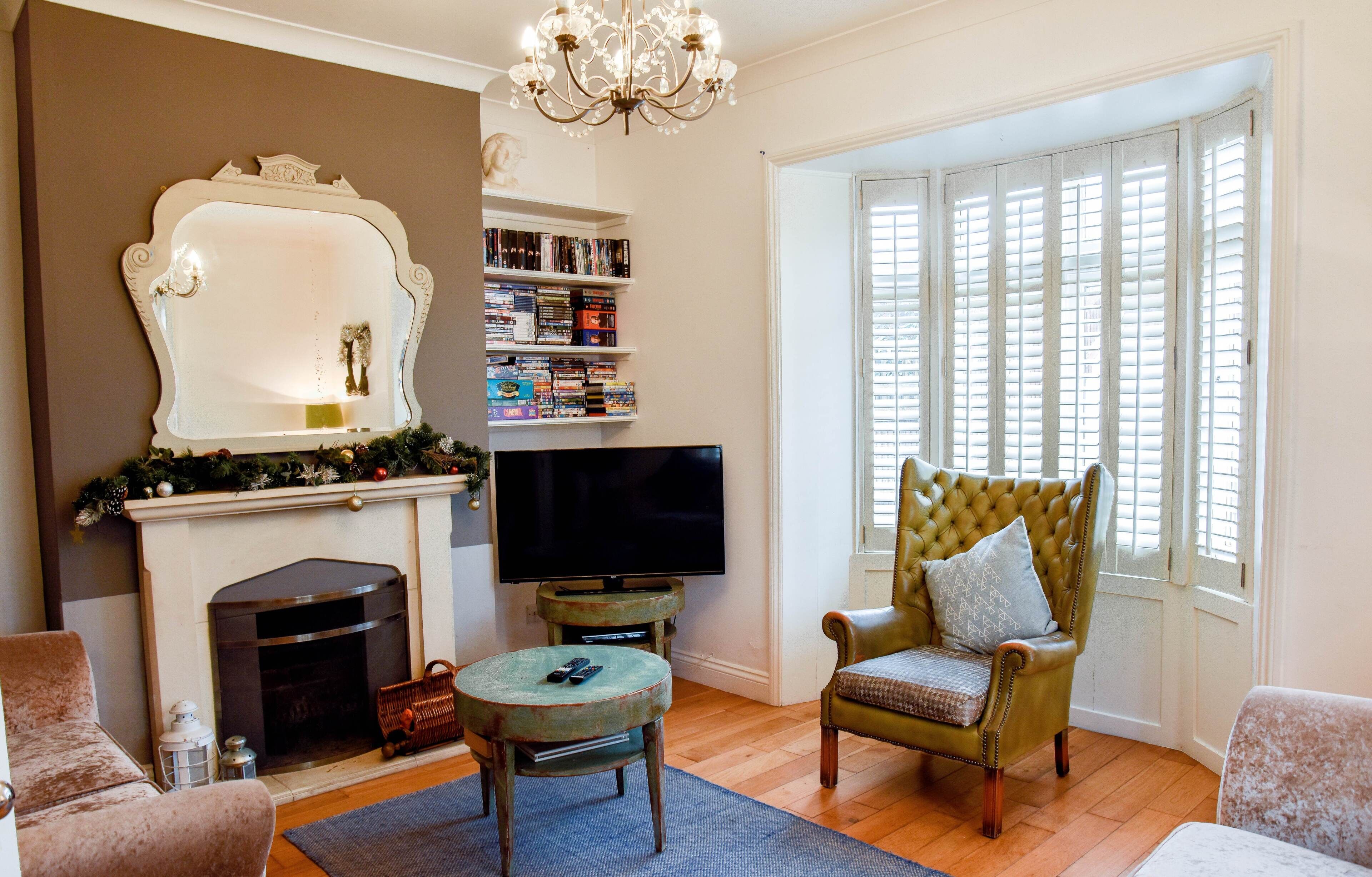 Smart TV, fireplace, DVD player, offices