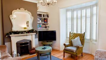 Smart TV, fireplace, DVD player, offices