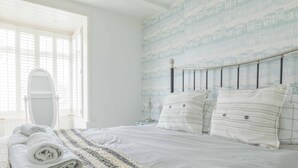 Unclassified image, 5 of 31, button - Harbour House is a lovingly refurbished and centrally located beautiful three storey house, sleeping 9 guests, with private parking. (Whitstable)