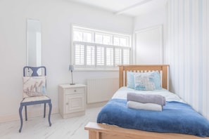 5 bedrooms, desk, iron/ironing board, travel crib - Harbour House is a lovingly refurbished and centrally located beautiful three storey house, sleeping 9 guests, with private parking. (Whitstable)