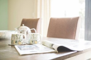 Dining table & 6 chairs plus a highchair - Goldfinch Cottage sleeps six guests comfortably and is located just a stone's throw from the Harbour. (Whitstable)