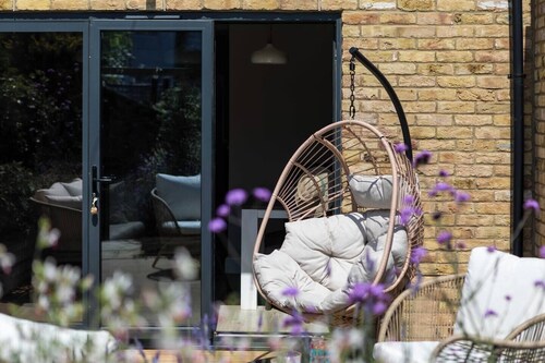 Goldfinch Cottage sleeps six guests comfortably and is located just a stone's throw from the Harbour.