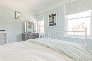 3 habitaciones, escritorio y tabla de planchar con plancha 
