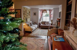 Smart TV, fireplace, offices - Goldfinch Cottage sleeps six guests comfortably and is located just a stone's throw from the Harbour. (Whitstable)