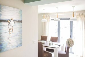 Dining - Goldfinch Cottage sleeps six guests comfortably and is located just a stone's throw from the Harbour. (Whitstable)