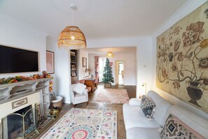 Smart TV, fireplace, offices - Goldfinch Cottage sleeps six guests comfortably and is located just a stone's throw from the Harbour. (Whitstable)