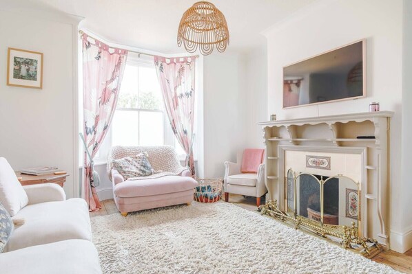 Living room with open fireplace - Goldfinch Cottage sleeps six guests comfortably and is located just a stone's throw from the Harbour. (Whitstable)