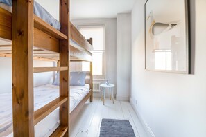 2 多间卧室、办公桌、熨斗/熨衣板、旅行婴儿床
