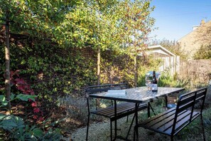 Outdoor dining - Fig Tree Cottage is a cosy, two bedroom house, situated in the relaxing seaside town of Whitstable. (Whitstable)