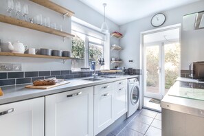 Fridge, microwave, oven, stovetop - Fig Tree Cottage is a cosy, two bedroom house, situated in the relaxing seaside town of Whitstable. (Whitstable)