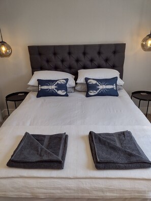 2 bedrooms, iron/ironing board, travel cot, free WiFi - Eden Cottage sleeps six and is decorated with a relaxing vibe very close to the town & beach. (Whitstable)