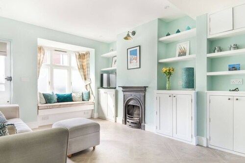 Eden Cottage sleeps six and is decorated with a relaxing vibe very close to the town & beach.