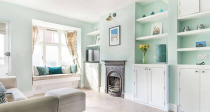 Eden Cottage sleeps six and is decorated with a relaxing vibe very close to the town & beach.