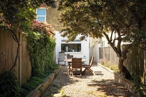 Outdoor dining - Eden Cottage sleeps six and is decorated with a relaxing vibe very close to the town & beach. (Whitstable)