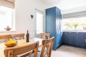 Dining - Eden Cottage sleeps six and is decorated with a relaxing vibe very close to the town & beach. (Whitstable)