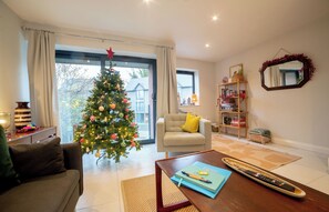 Smart TV, offices - Cedar House is a modern three-bedroom townhouse, sleeping up to six guests and offering parking. (Whitstable)