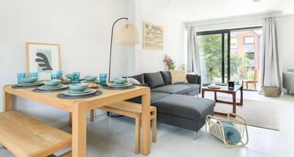 Cedar House is a modern three-bedroom townhouse, sleeping up to six guests and offering parking.