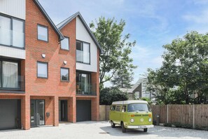 Exterior - Cedar House is a modern three-bedroom townhouse, sleeping up to six guests and offering parking. (Whitstable)