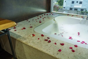 Junior Room | Bathroom | Shower, rainfall showerhead, free toiletries, hair dryer