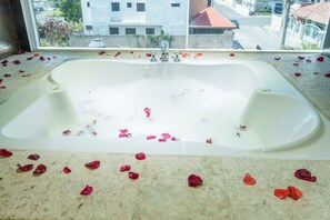 Phòng Junior | Phòng tắm | Buồng tắm vòi sen, vòi sen phun mưa, đồ dùng nhà tắm miễn phí 