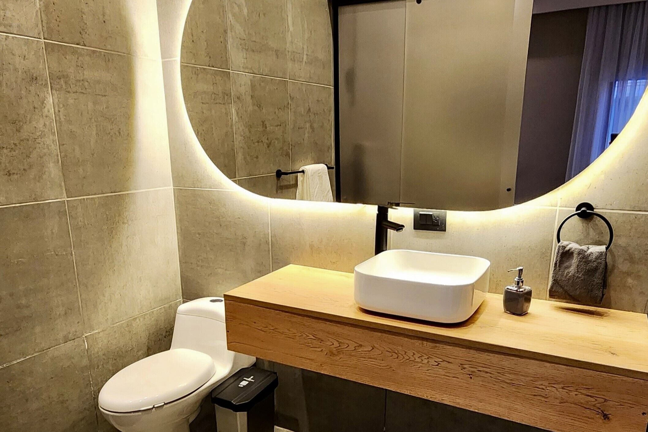 Habitación doble | Baño | Bañera y ducha independientes, bañera de hidromasaje y toallas