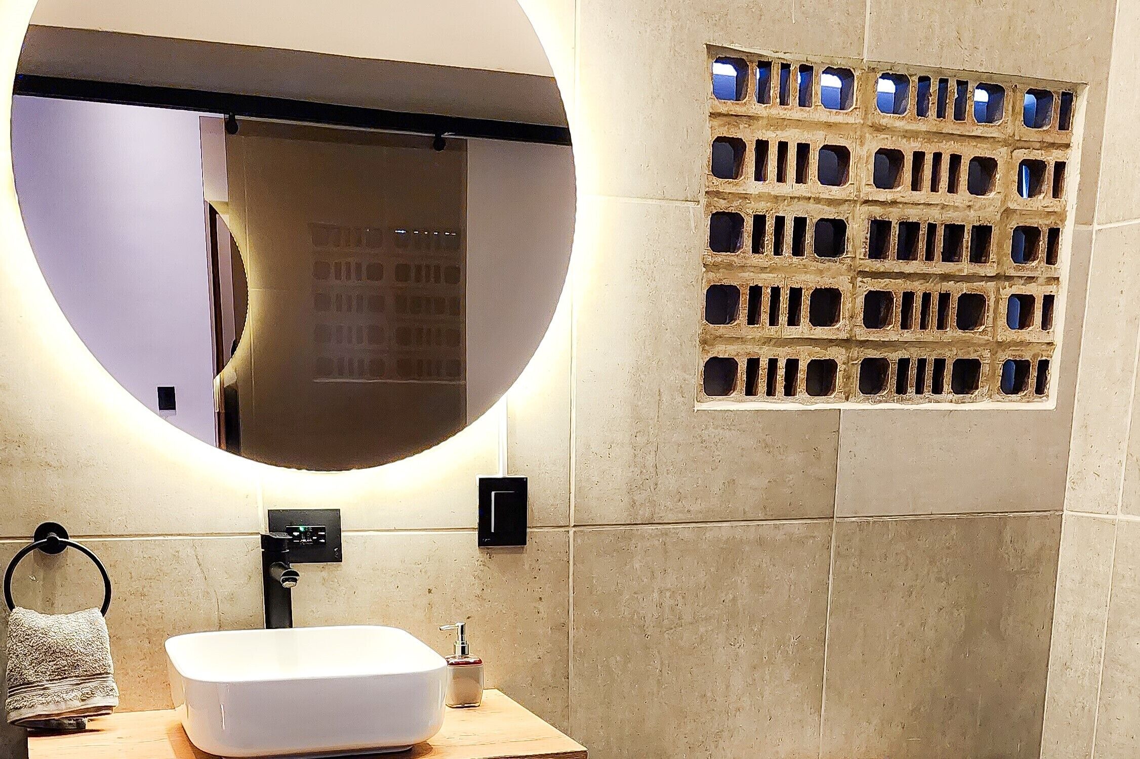 Phòng 3 Deluxe | Phòng tắm | Bồn tắm và buồng tắm vòi sen riêng, bồn tắm thủy lực, khăn tắm 