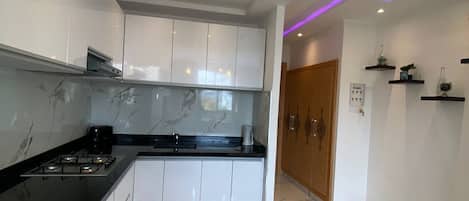 Fridge, oven, stovetop, coffee/tea maker