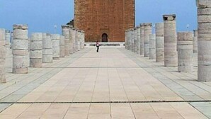 Une haute tour en briques, dotée d’une façade ornée et d’une fenêtre centrale en arc de cercle.