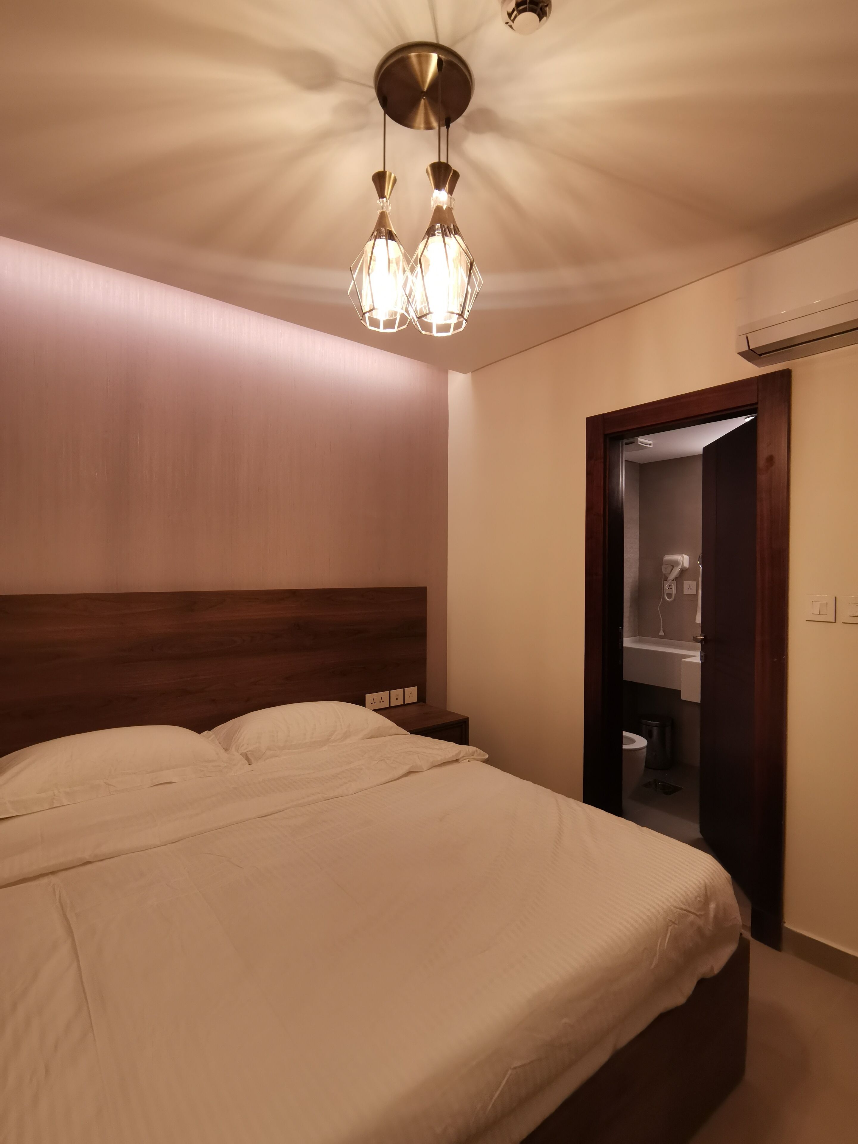 1 多间卧室、高档床上用品、羽绒被、迷你吧