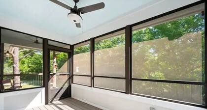 Amazing Views! Nature 3 Porches Wi-fi Secluded .5mi to downtown dine/shop