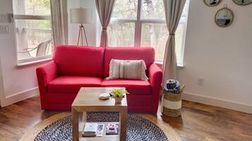 Een smart-tv en boeken