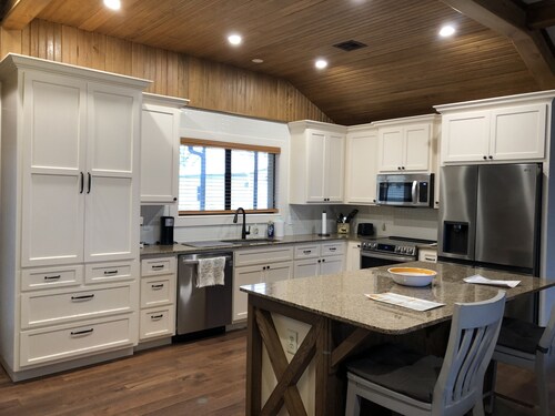 Spacious Lake View with Chef's Kitchen! Two minute walk to lake.