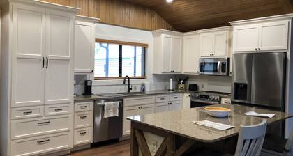 Spacious Lake View with Chef's Kitchen! Two minute walk to lake.