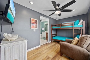 5 多间卧室、办公桌、熨斗/熨衣板、旅行婴儿床