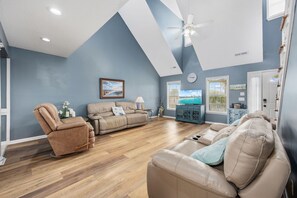 Smart-tv, böcker och en stereo